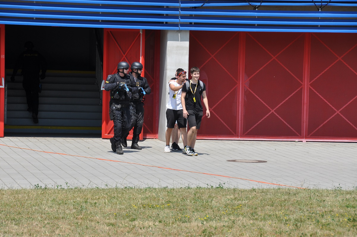 Fotbalový zápas. Vyhrocená atmosféra. Potyčka. Dva fotbaloví chuligáni vytahují střelné zbraně a pálí do lidí… Takový byl námět taktického cvičení AMOK 2022. (foto: H. Josefová, 23.6.2022)