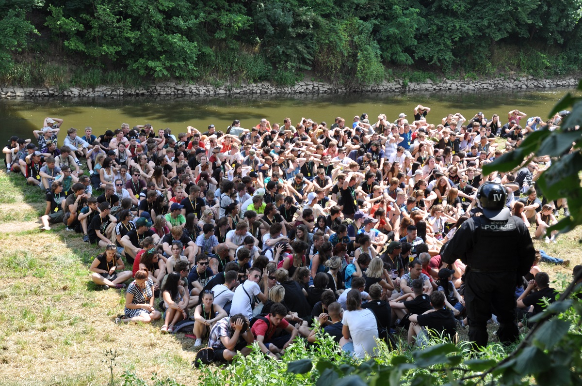 Fotbalový zápas. Vyhrocená atmosféra. Potyčka. Dva fotbaloví chuligáni vytahují střelné zbraně a pálí do lidí… Takový byl námět taktického cvičení AMOK 2022. (foto: H. Josefová, 23.6.2022)