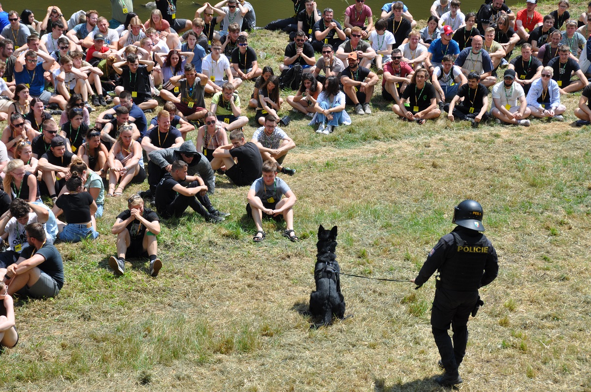 Fotbalový zápas. Vyhrocená atmosféra. Potyčka. Dva fotbaloví chuligáni vytahují střelné zbraně a pálí do lidí… Takový byl námět taktického cvičení AMOK 2022. (foto: H. Josefová, 23.6.2022)
