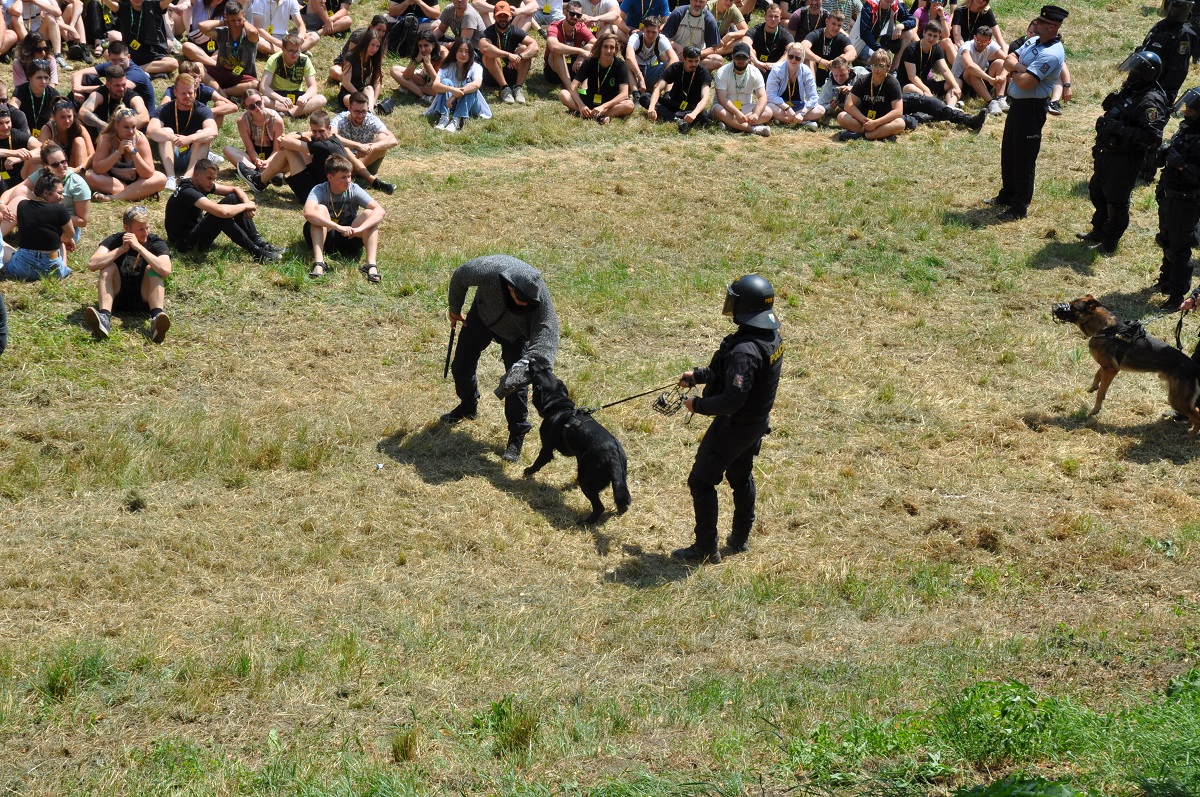 Fotbalový zápas. Vyhrocená atmosféra. Potyčka. Dva fotbaloví chuligáni vytahují střelné zbraně a pálí do lidí… Takový byl námět taktického cvičení AMOK 2022. (foto: H. Josefová, 23.6.2022)