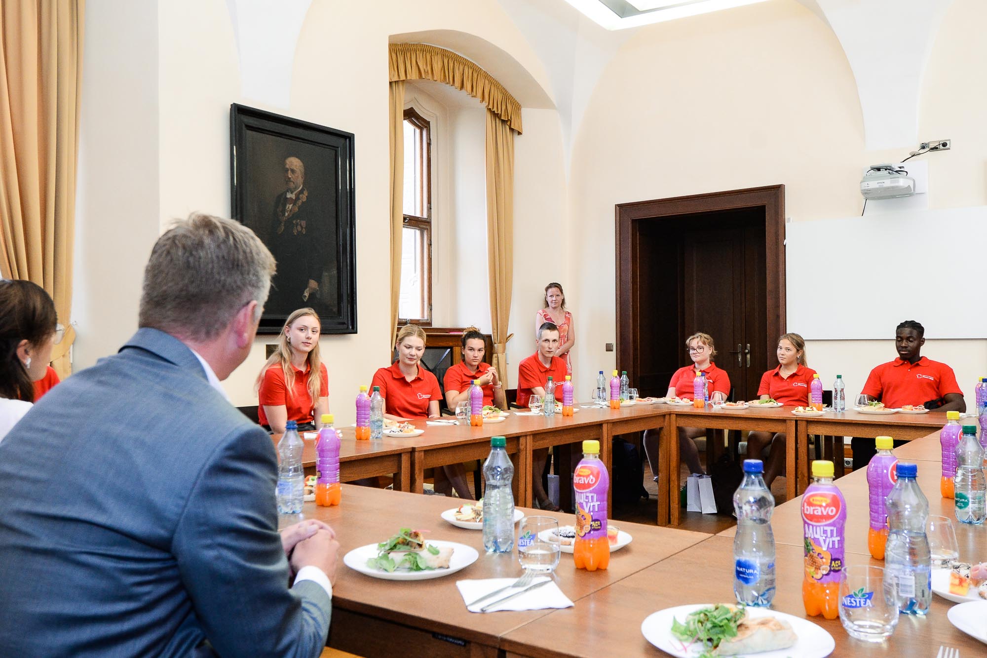 Účastníky mezinárodního kempu mládeže přijal v Plzni primátor Pavel Šindelář (foto: M. Pecuch, 18.7.2022)