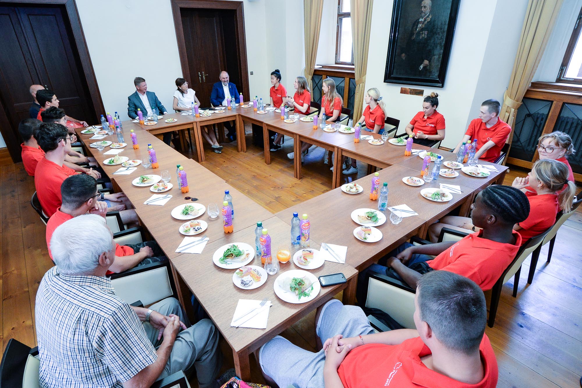 Účastníky mezinárodního kempu mládeže přijal v Plzni primátor Pavel Šindelář (foto: M. Pecuch, 18.7.2022)