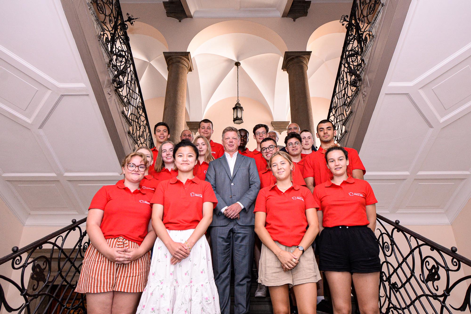 Účastníky mezinárodního kempu mládeže přijal v Plzni primátor Pavel Šindelář