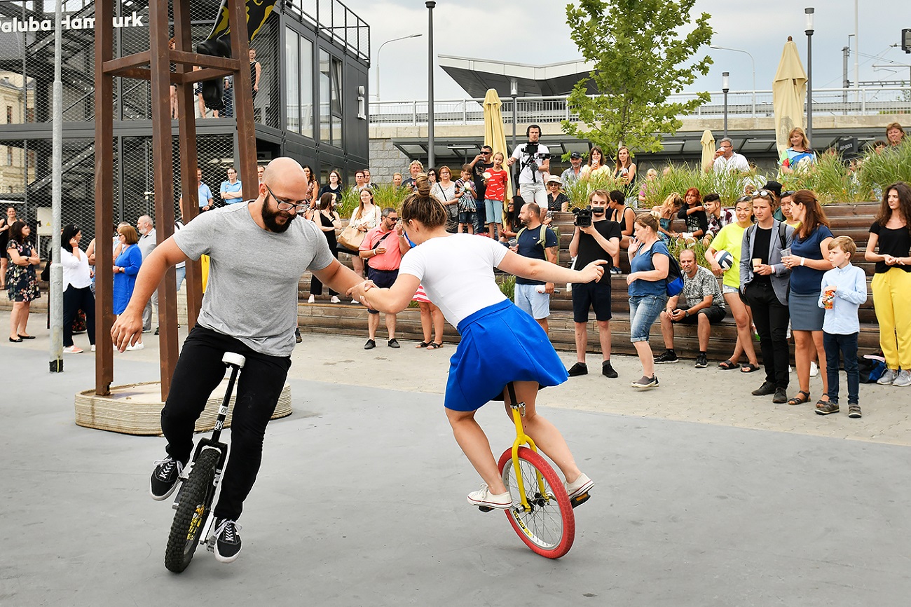 Paluba Hamburk u hlavního nádraží v Plzni má za sebou první rok úspěšného fungování. Město připravilo na čtvrtek 21. července setkání na palubě s kulturním programem. Zahájilo také vernisáží výstavu Plzeň – Město pro skvělý život, která je k vidění v galerii paluby až do konce září. (foto: M. Chaloupka, 21.7.2022)
