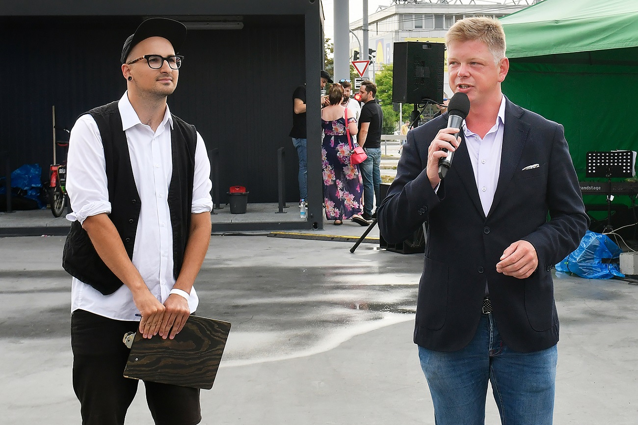 Paluba Hamburk u hlavního nádraží v Plzni má za sebou první rok úspěšného fungování. Město připravilo na čtvrtek 21. července setkání na palubě s kulturním programem. Zahájilo také vernisáží výstavu Plzeň – Město pro skvělý život, která je k vidění v galerii paluby až do konce září. (foto: M. Chaloupka, 21.7.2022)