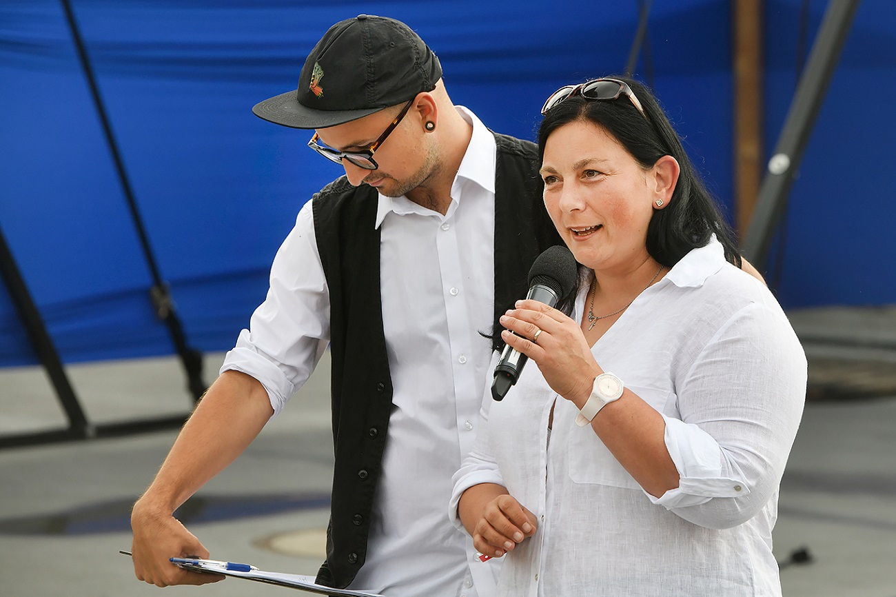 Paluba Hamburk u hlavního nádraží v Plzni má za sebou první rok úspěšného fungování. Město připravilo na čtvrtek 21. července setkání na palubě s kulturním programem. Zahájilo také vernisáží výstavu Plzeň – Město pro skvělý život, která je k vidění v galerii paluby až do konce září. (foto: M. Chaloupka, 21.7.2022)