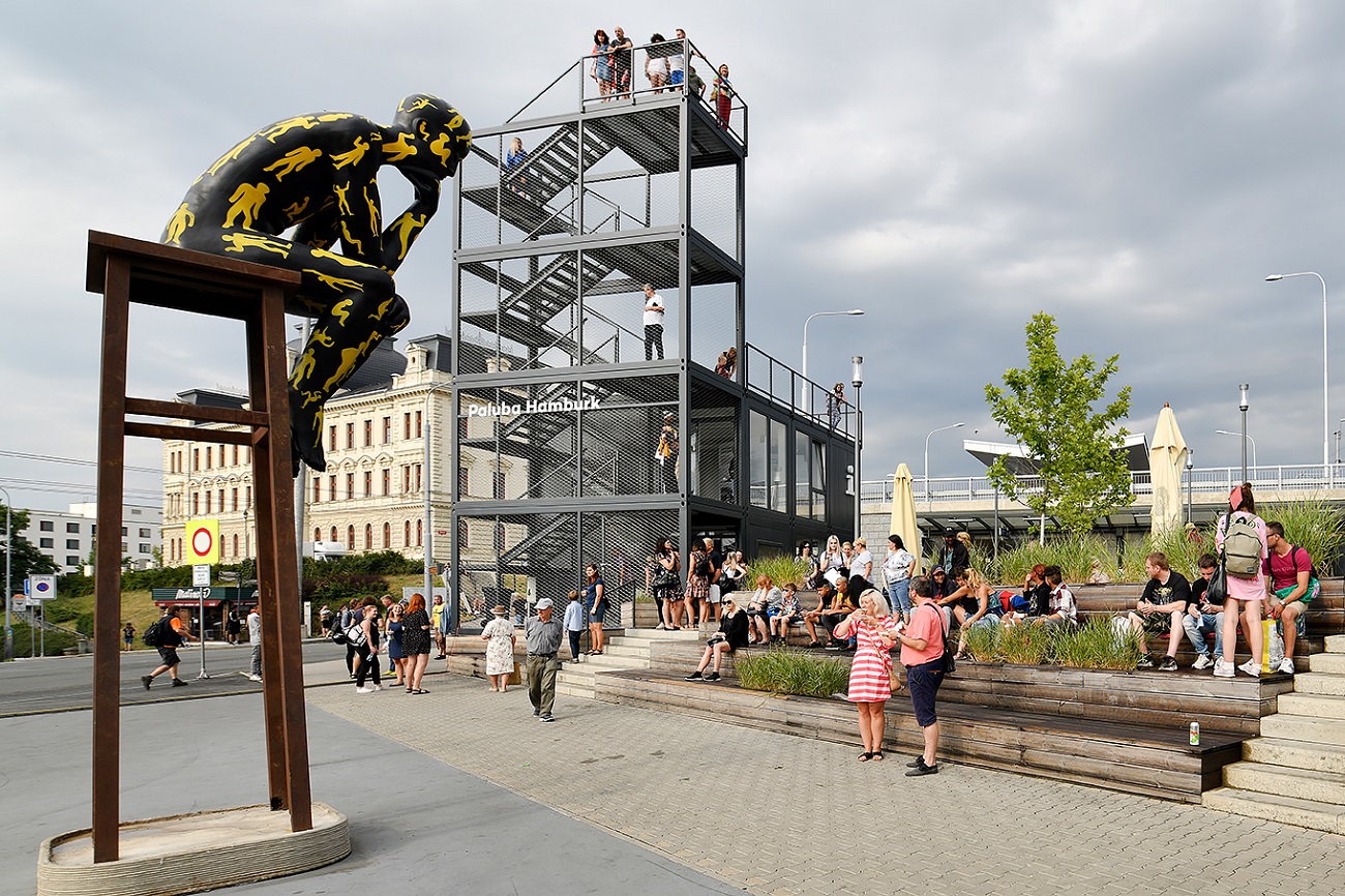 Paluba Hamburk u hlavního nádraží v Plzni má za sebou první rok úspěšného fungování. Město připravilo na čtvrtek 21. července setkání na palubě s kulturním programem. Zahájilo také vernisáží výstavu Plzeň – Město pro skvělý život, která je k vidění v galerii paluby až do konce září. (foto: M. Chaloupka, 21.7.2022)