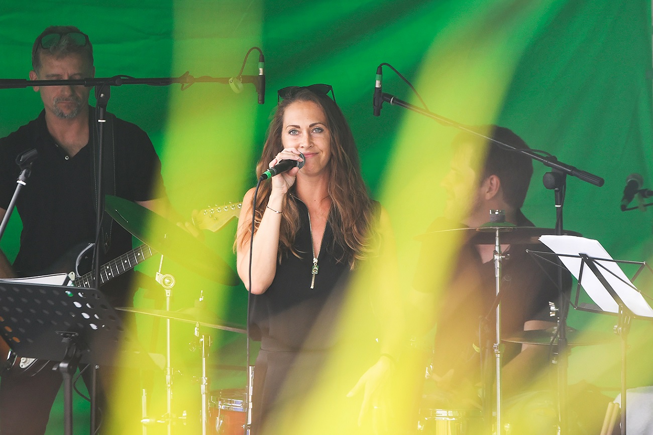 Paluba Hamburk u hlavního nádraží v Plzni má za sebou první rok úspěšného fungování. Město připravilo na čtvrtek 21. července setkání na palubě s kulturním programem. Zahájilo také vernisáží výstavu Plzeň – Město pro skvělý život, která je k vidění v galerii paluby až do konce září. (foto: M. Chaloupka, 21.7.2022)