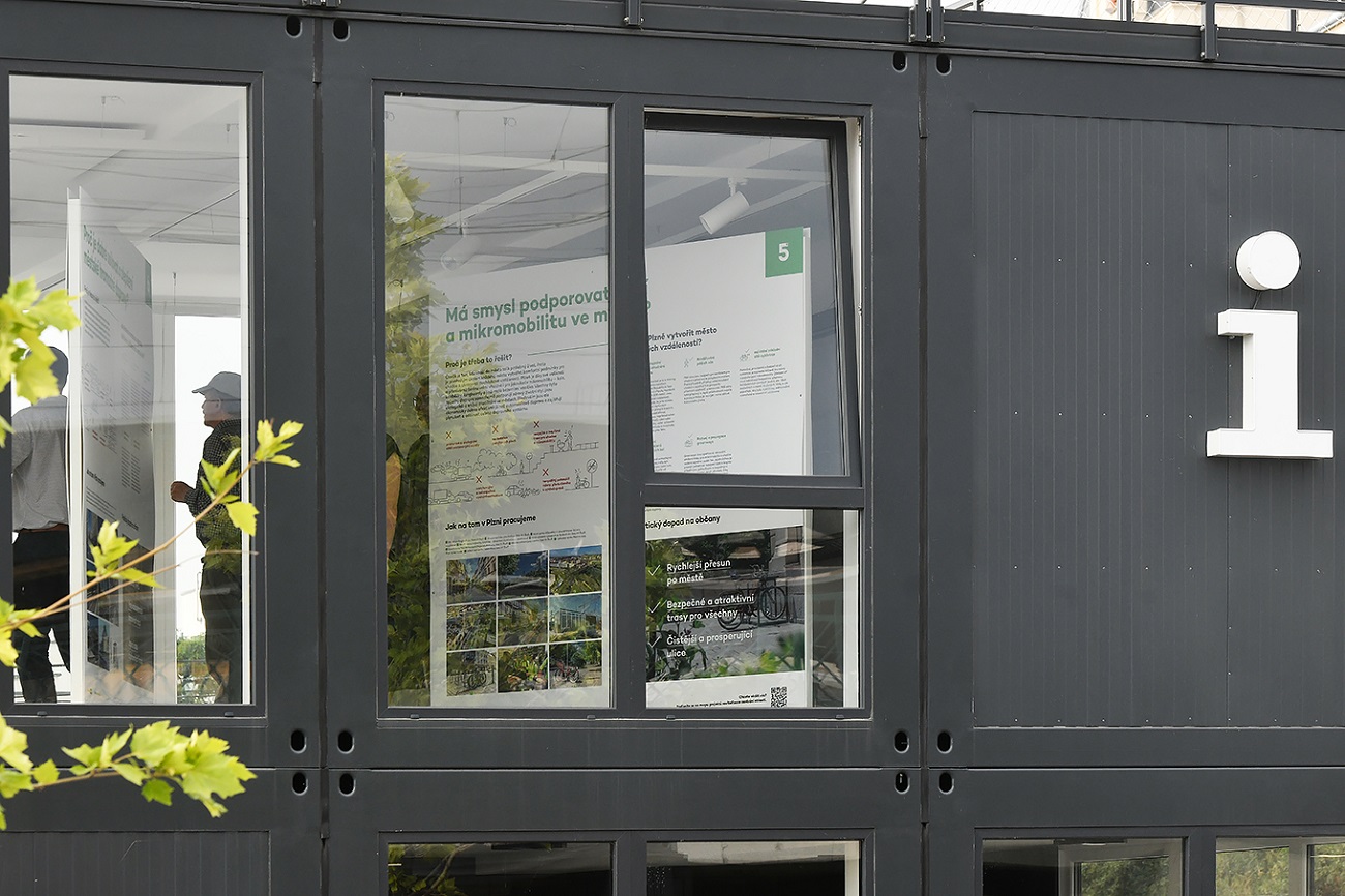 Paluba Hamburk u hlavního nádraží v Plzni má za sebou první rok úspěšného fungování. Město připravilo na čtvrtek 21. července setkání na palubě s kulturním programem. Zahájilo také vernisáží výstavu Plzeň – Město pro skvělý život, která je k vidění v galerii paluby až do konce září. (foto: M. Chaloupka, 21.7.2022)