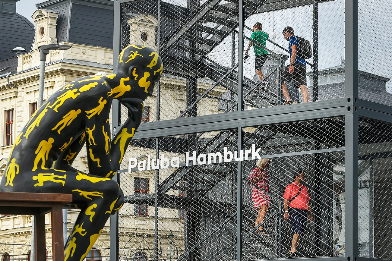 Paluba Hamburk u hlavního nádraží v Plzni má za sebou první rok úspěšného fungování. Město připravilo na čtvrtek 21. července setkání na palubě s kulturním programem. Zahájilo také vernisáží výstavu Plzeň – Město pro skvělý život, která je k vidění v galerii paluby až do konce září. (foto: M. Chaloupka, 21.7.2022)