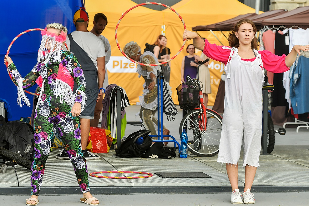 Paluba Hamburk u hlavního nádraží v Plzni má za sebou první rok úspěšného fungování. Město připravilo na čtvrtek 21. července setkání na palubě s kulturním programem. Zahájilo také vernisáží výstavu Plzeň – Město pro skvělý život, která je k vidění v galerii paluby až do konce září. (foto: M. Chaloupka, 21.7.2022)