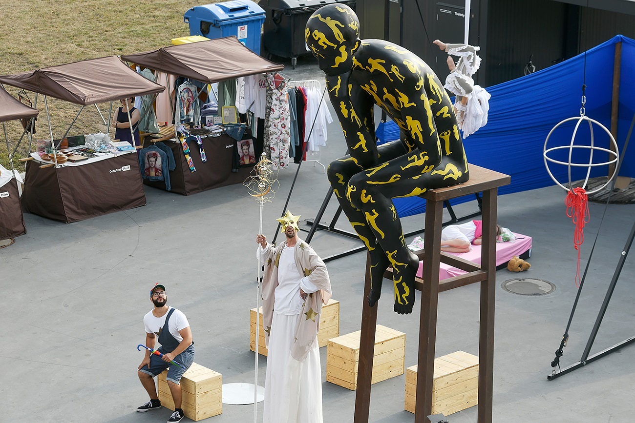 Paluba Hamburk u hlavního nádraží v Plzni má za sebou první rok úspěšného fungování. Město připravilo na čtvrtek 21. července setkání na palubě s kulturním programem. Zahájilo také vernisáží výstavu Plzeň – Město pro skvělý život, která je k vidění v galerii paluby až do konce září. (foto: M. Chaloupka, 21.7.2022)