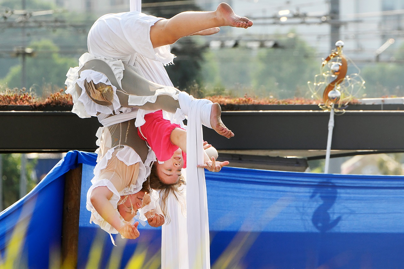 Paluba Hamburk u hlavního nádraží v Plzni má za sebou první rok úspěšného fungování. Město připravilo na čtvrtek 21. července setkání na palubě s kulturním programem. Zahájilo také vernisáží výstavu Plzeň – Město pro skvělý život, která je k vidění v galerii paluby až do konce září. (foto: M. Chaloupka, 21.7.2022)
