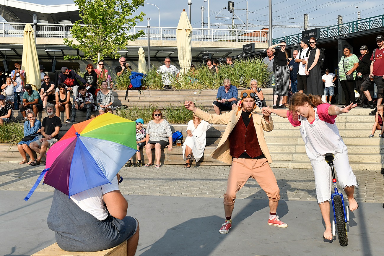 Paluba Hamburk u hlavního nádraží v Plzni má za sebou první rok úspěšného fungování. Město připravilo na čtvrtek 21. července setkání na palubě s kulturním programem. Zahájilo také vernisáží výstavu Plzeň – Město pro skvělý život, která je k vidění v galerii paluby až do konce září. (foto: M. Chaloupka, 21.7.2022)