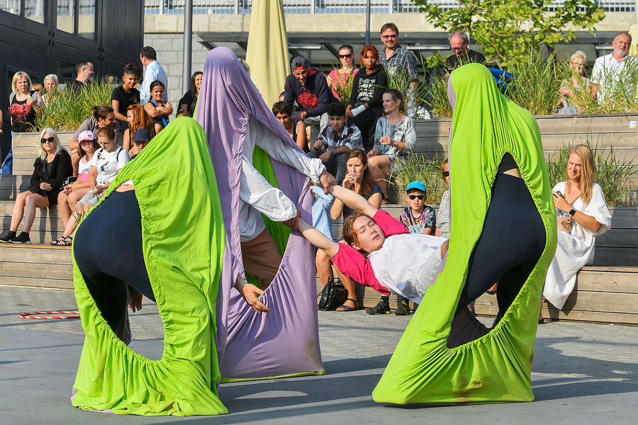 Paluba Hamburk u hlavního nádraží v Plzni má za sebou první rok úspěšného fungování. Město připravilo na čtvrtek 21. července setkání na palubě s kulturním programem. Zahájilo také vernisáží výstavu Plzeň – Město pro skvělý život, která je k vidění v galerii paluby až do konce září. (foto: M. Chaloupka, 21.7.2022)