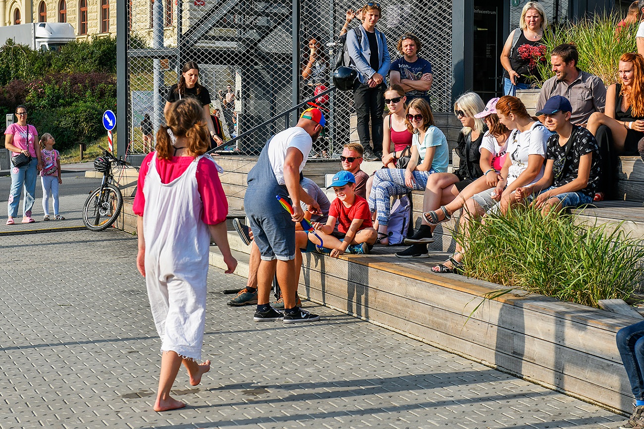 Paluba Hamburk u hlavního nádraží v Plzni má za sebou první rok úspěšného fungování. Město připravilo na čtvrtek 21. července setkání na palubě s kulturním programem. Zahájilo také vernisáží výstavu Plzeň – Město pro skvělý život, která je k vidění v galerii paluby až do konce září. (foto: M. Chaloupka, 21.7.2022)