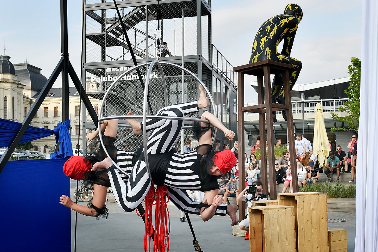 Paluba Hamburk u hlavního nádraží v Plzni má za sebou první rok úspěšného fungování. Město připravilo na čtvrtek 21. července setkání na palubě s kulturním programem. Zahájilo také vernisáží výstavu Plzeň – Město pro skvělý život, která je k vidění v galerii paluby až do konce září. (foto: M. Chaloupka, 21.7.2022)