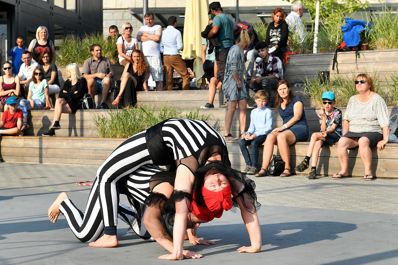 Paluba Hamburk u hlavního nádraží v Plzni má za sebou první rok úspěšného fungování. Město připravilo na čtvrtek 21. července setkání na palubě s kulturním programem. Zahájilo také vernisáží výstavu Plzeň – Město pro skvělý život, která je k vidění v galerii paluby až do konce září. (foto: M. Chaloupka, 21.7.2022)