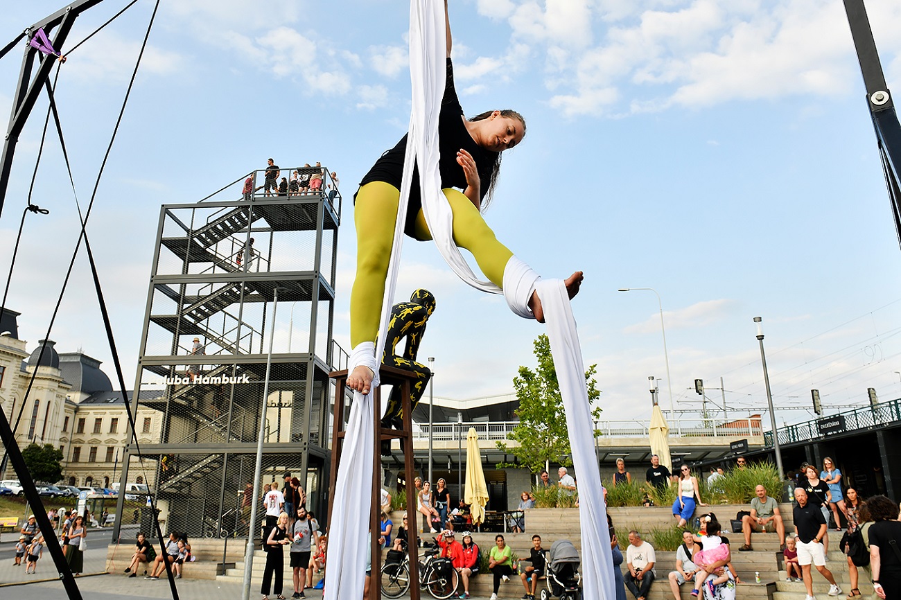 Paluba Hamburk u hlavního nádraží v Plzni má za sebou první rok úspěšného fungování. Město připravilo na čtvrtek 21. července setkání na palubě s kulturním programem. Zahájilo také vernisáží výstavu Plzeň – Město pro skvělý život, která je k vidění v galerii paluby až do konce září. (foto: M. Chaloupka, 21.7.2022)