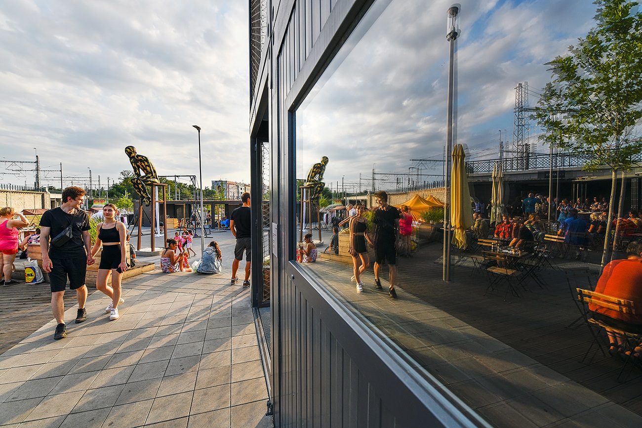 Paluba Hamburk u hlavního nádraží v Plzni má za sebou první rok úspěšného fungování. Město připravilo na čtvrtek 21. července setkání na palubě s kulturním programem. Zahájilo také vernisáží výstavu Plzeň – Město pro skvělý život, která je k vidění v galerii paluby až do konce září. (foto: M. Chaloupka, 21.7.2022)