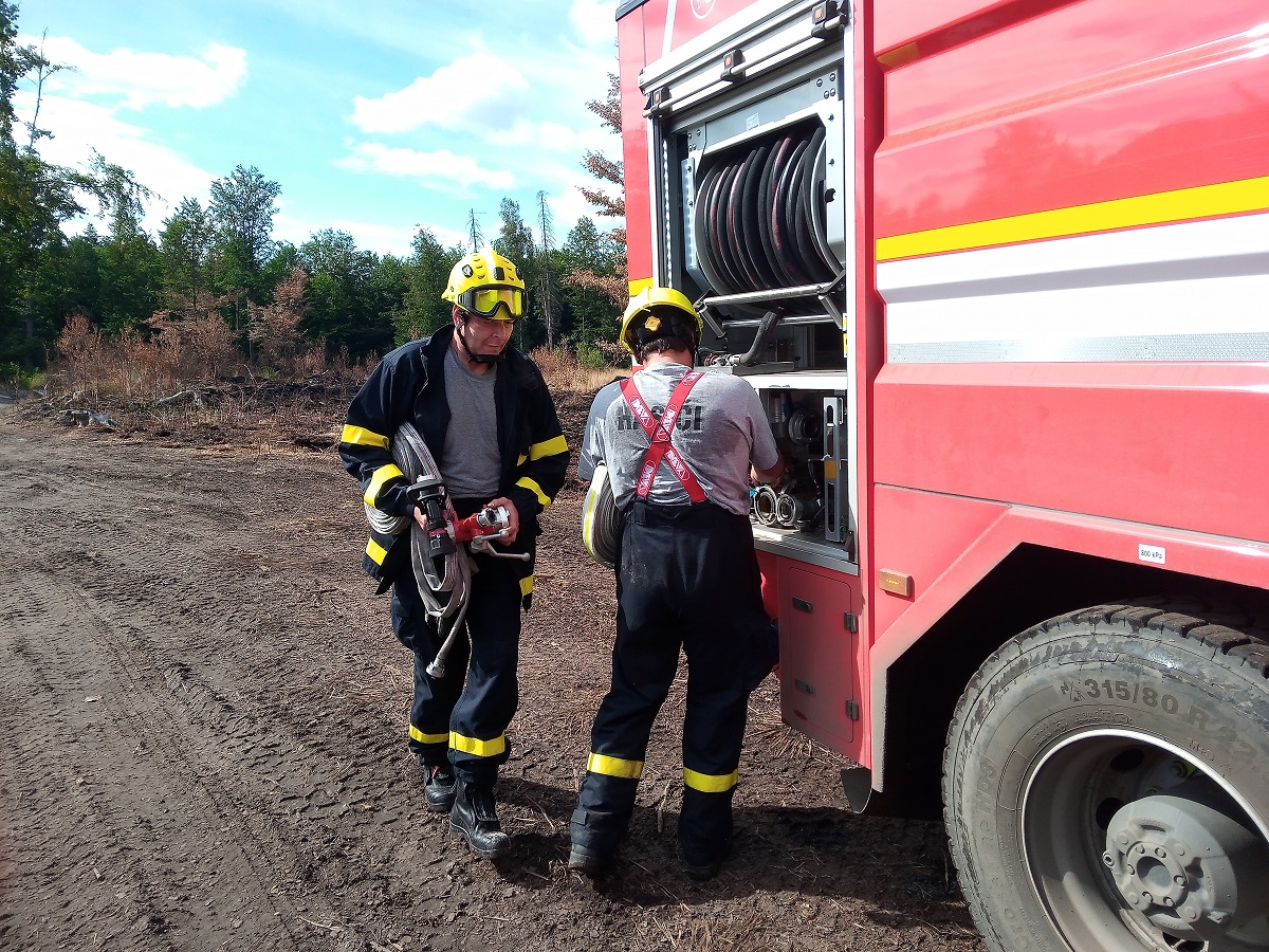 Dobrovolní hasiči z Plzně pomáhali při požáru v Hřensku