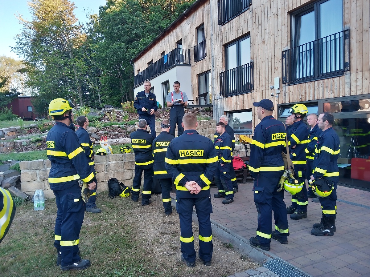 Dobrovolní hasiči z Plzně pomáhali při požáru v Hřensku