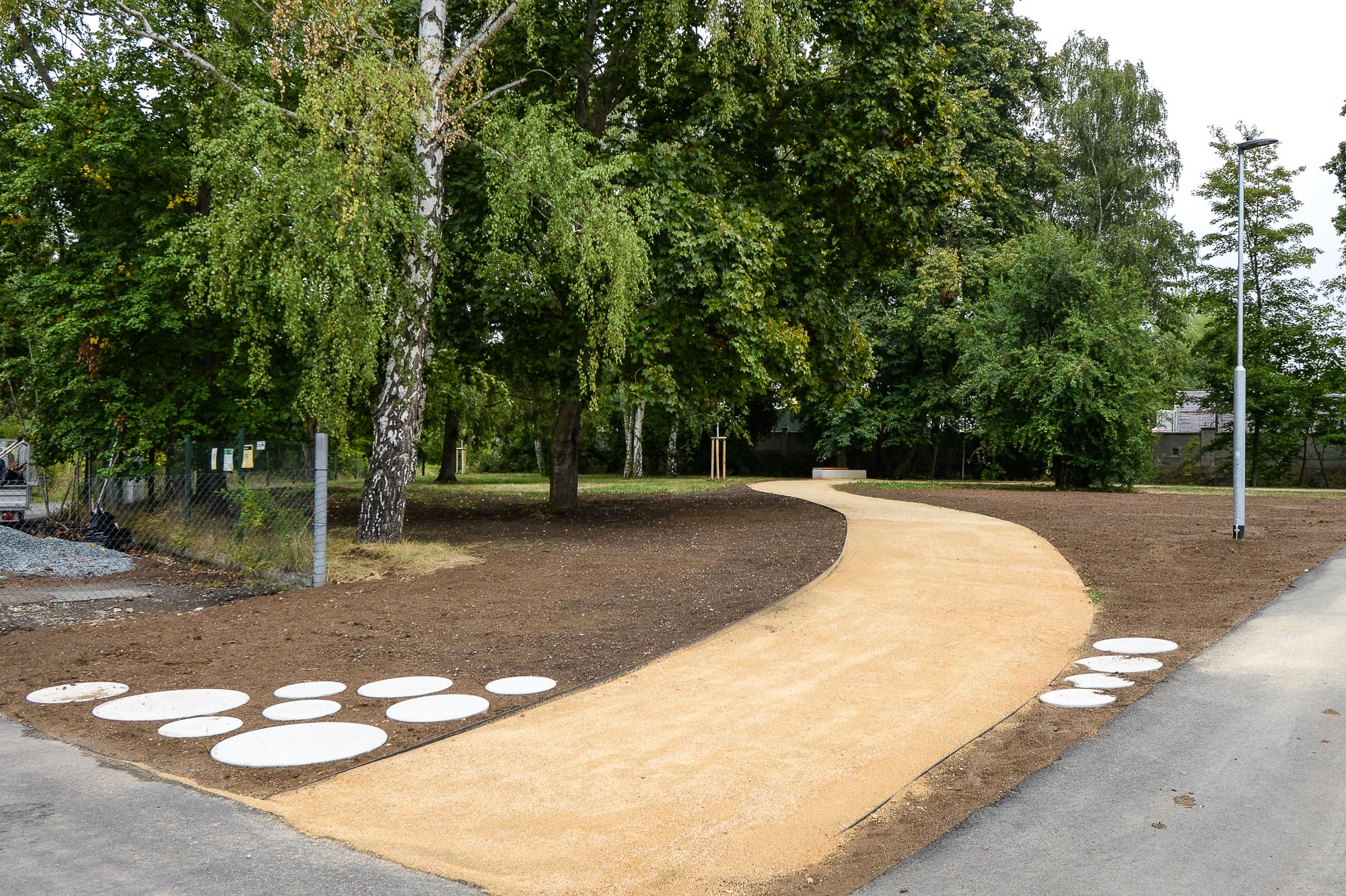 Zrevitalizovaný park za OC Plzeň Plaza se otevřel veřejnosti (foto: M. Pecuch, 19.8.2022)