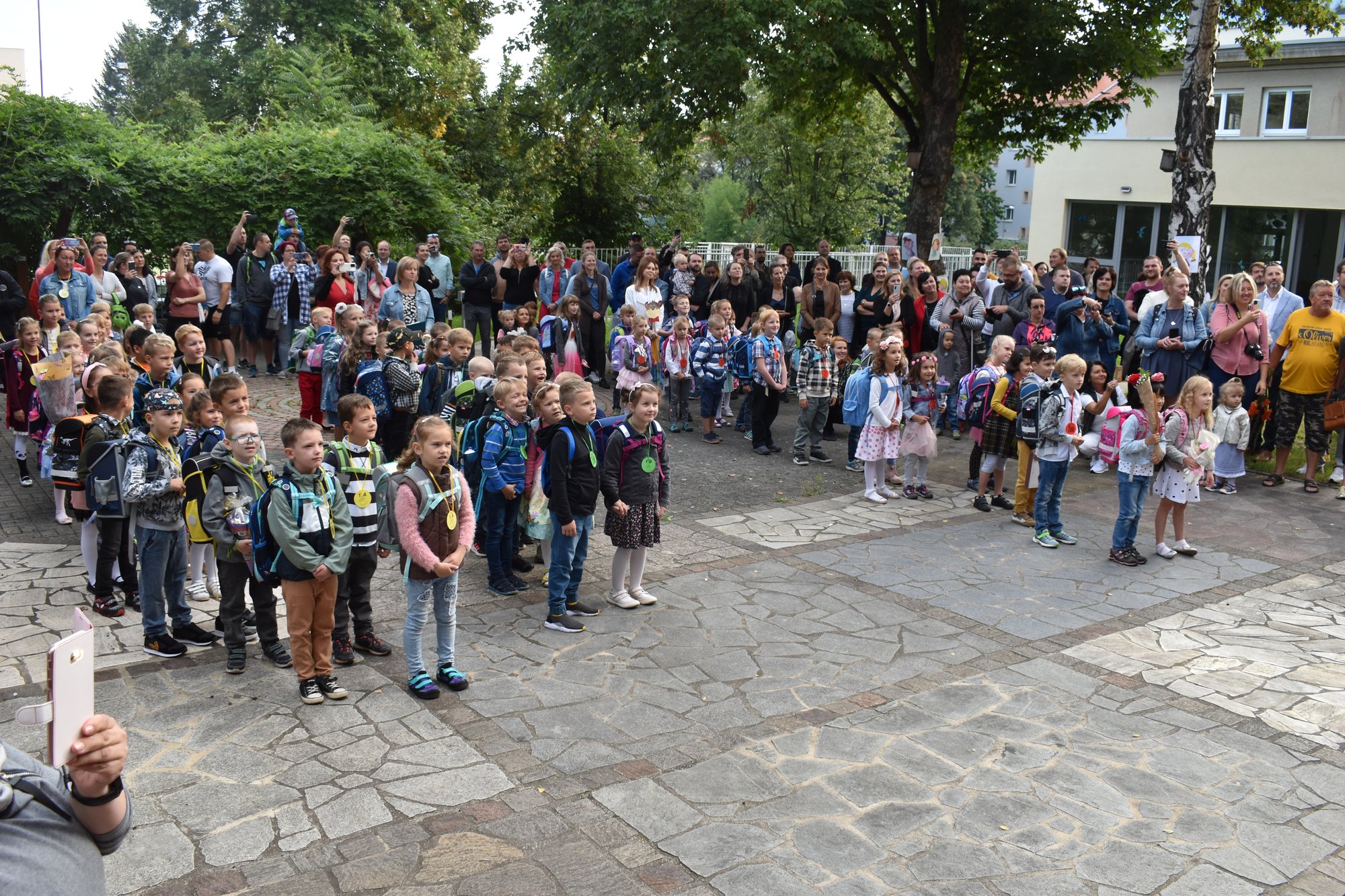 První školní den v Plzni (foto: M. Pecuch, A. Jarošová, E. Kriegerová, H. Josefová, 1.9.2022)