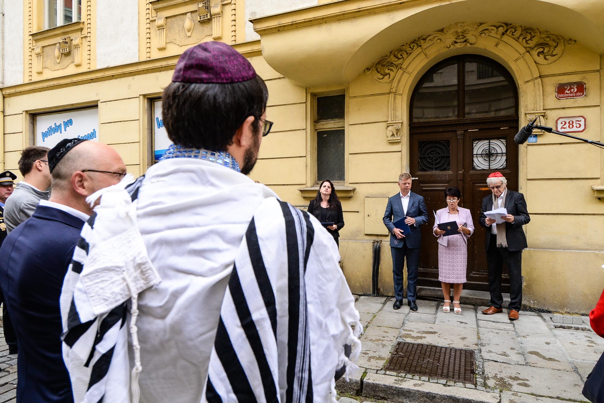 Kameny zmizelých připomínají oběti holokaustu (foto: M. Pecuch, 7.9.2022)