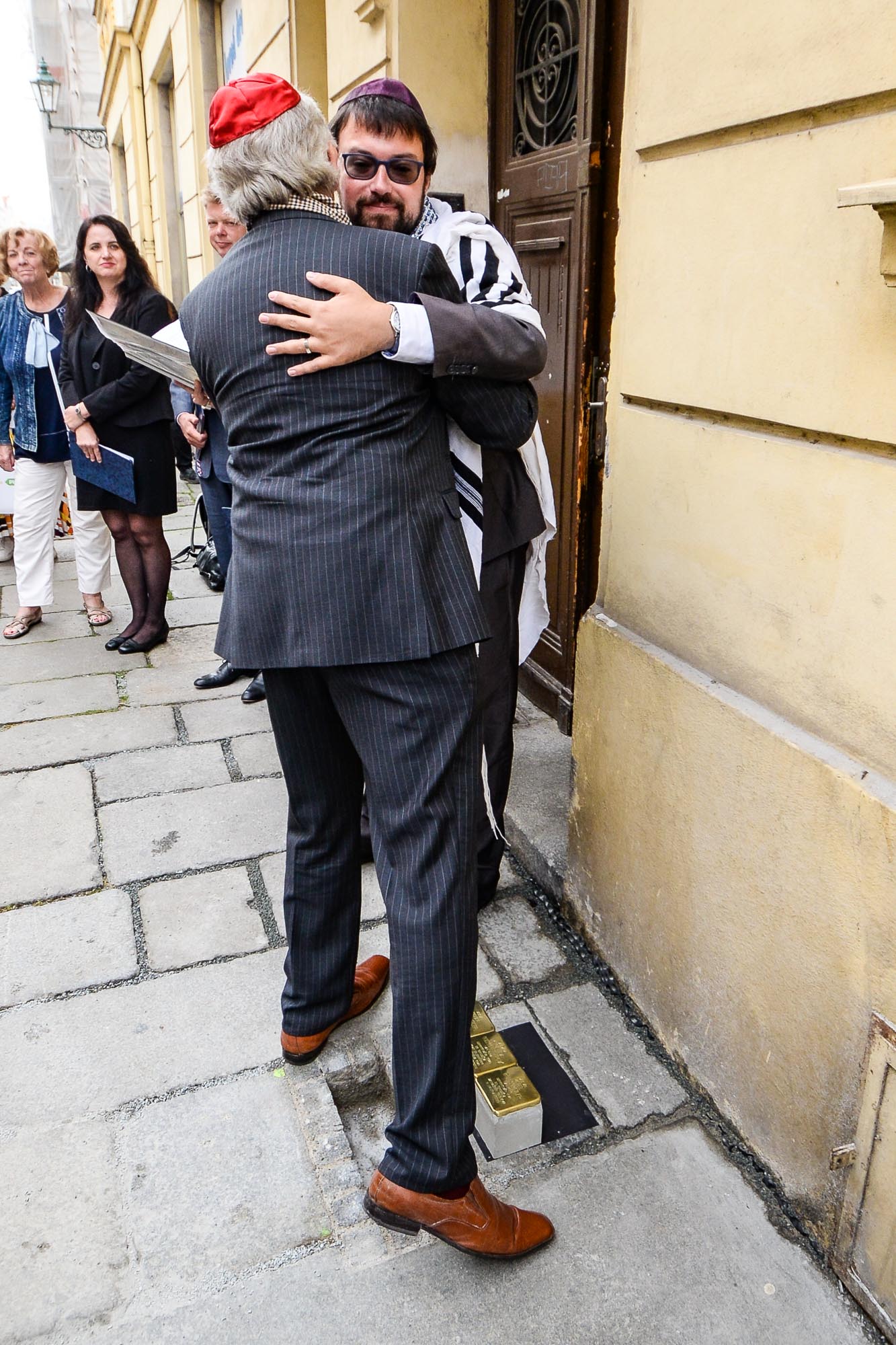 Kameny zmizelých připomínají oběti holokaustu (foto: M. Pecuch, 7.9.2022)