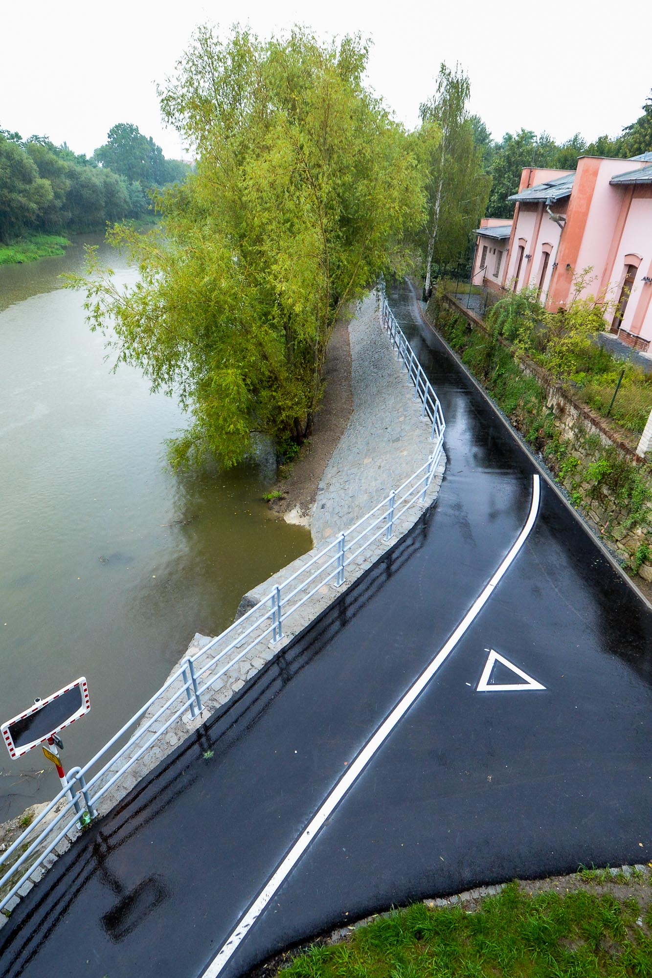 Jeden z nejfrekventovanějších úseků plzeňských zelených stezek u Radbuzy byl opět otevřen (foto: M. Pecuch, 14.9.2022)