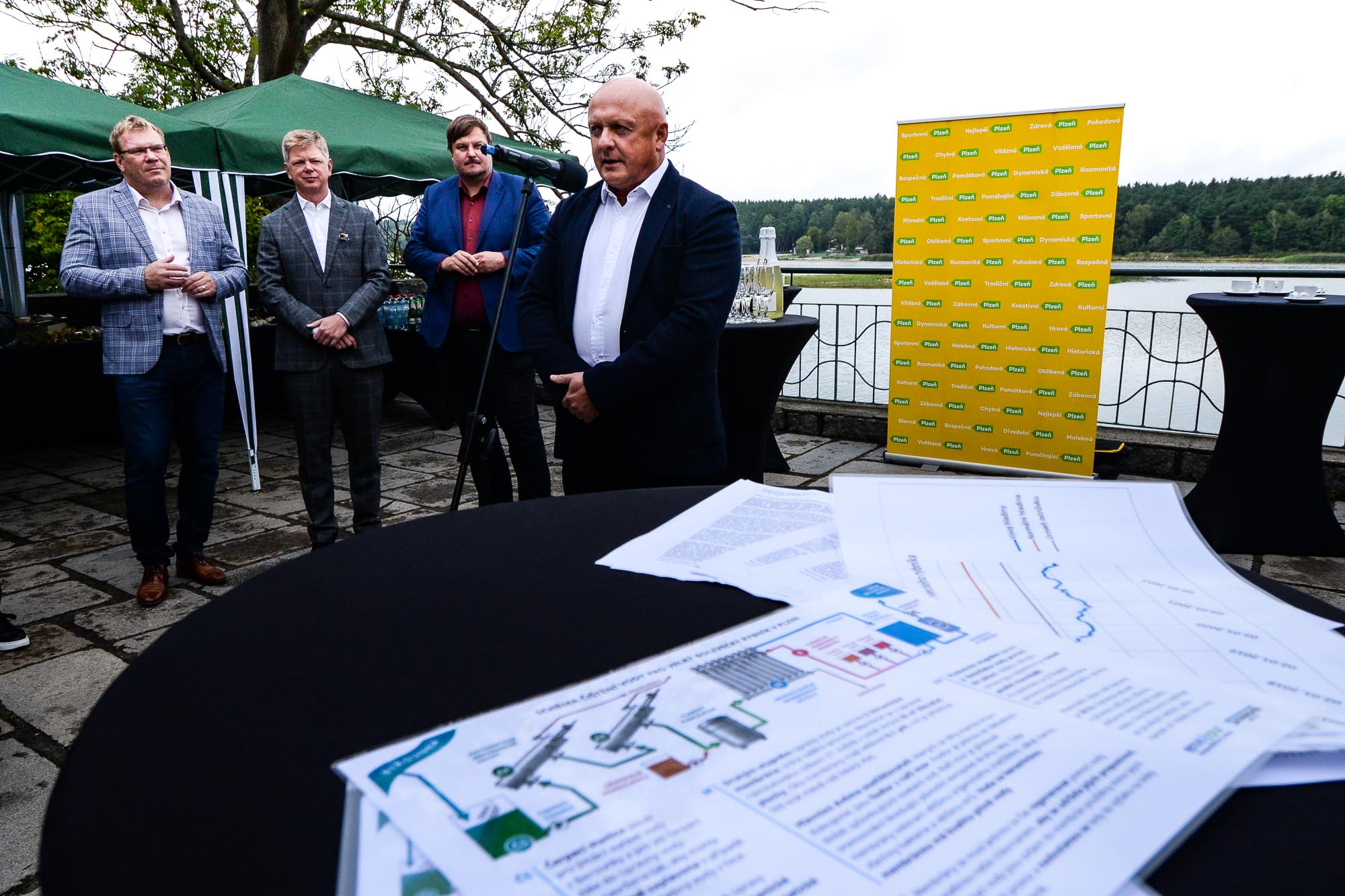 Plzeň začíná napouštět Velký bolevecký rybník přečištěnou vodou z Berounky (foto: M. Pecuch, 16.9.2022)