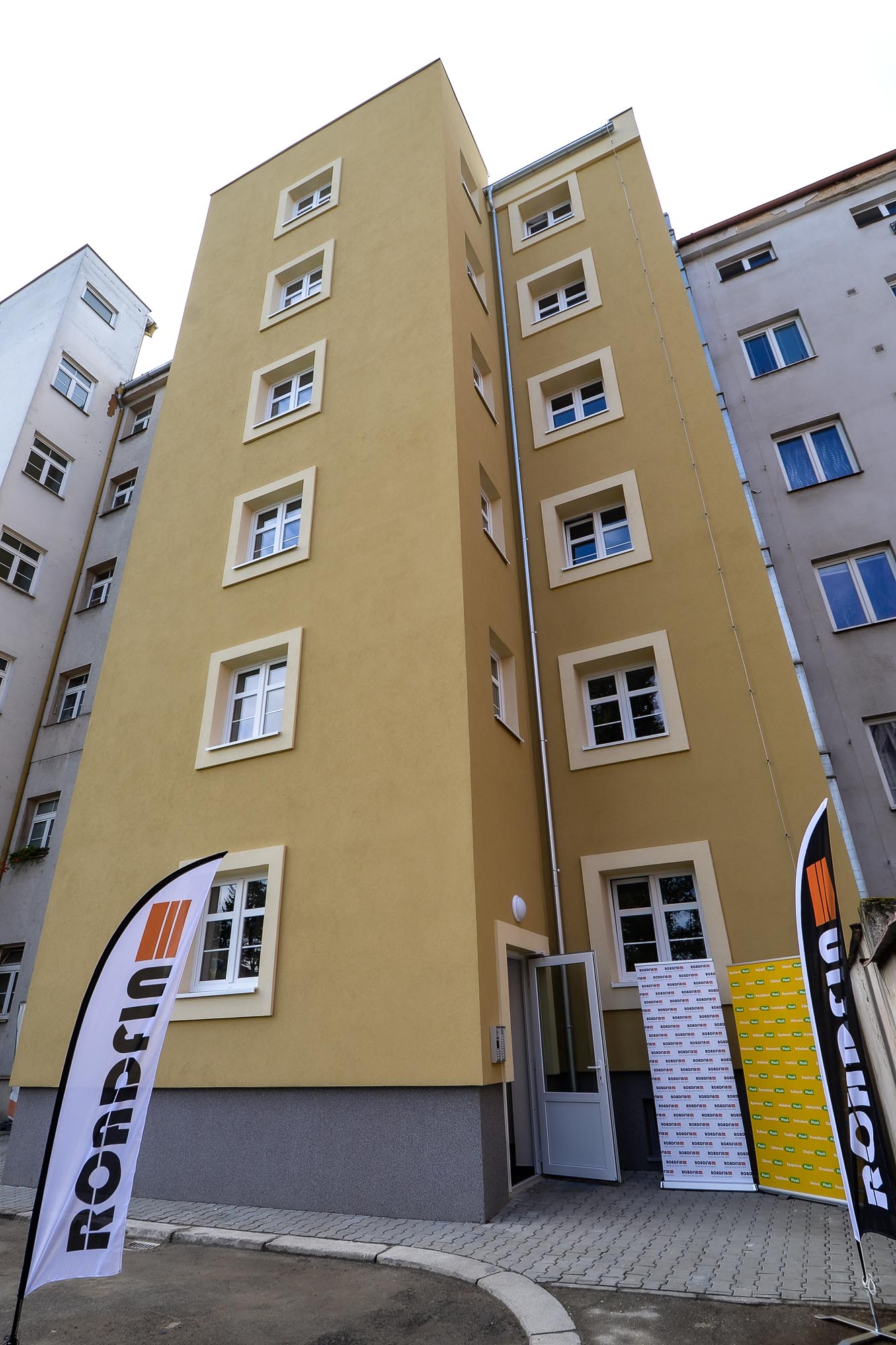 Plzeň nadále proměňuje lokalitu Plac. Opravila v Plachého 52 další bytový dům (foto: M. Pecuch, 21.9.2022)