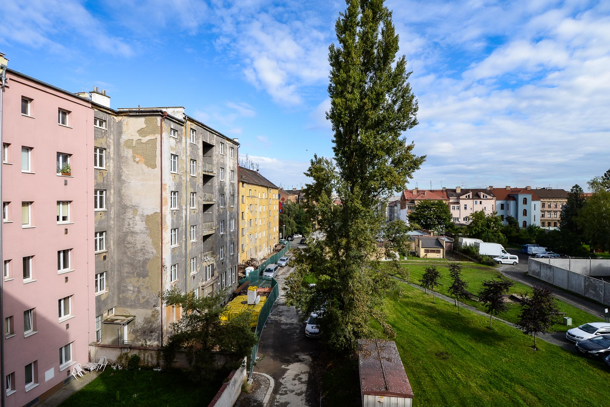 Plzeň nadále proměňuje lokalitu Plac. Opravila v Plachého 52 další bytový dům (foto: M. Pecuch, 21.9.2022)
