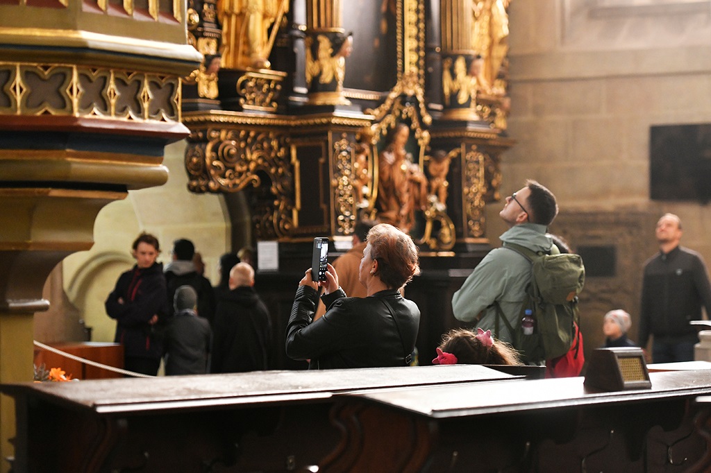 V pátek 28. října 2022 oslavilo téměř 50 tisíc Plzeňanů a návštěvníků západočeské metropole 104. výročí vzniku republiky. Bohatý program připravilo město Plzeň se svými partnery, nabídl veřejnosti zcela zdarma nebo za zvýhodněné vstupné prohlídky téměř čtyř desítek turisticky zajímavých míst – muzeí, galerií, divadel a parků, pozval také na sportoviště, do zoologické zahrady, Techmania Science Center, historického podzemí a dalších lokalit. Po dvou letech ulicemi prošel oblíbený lampionový průvod a oslavy zakončil ohňostroj na náměstí Republiky. Programu v závěru dne předcházelo vzpomínkové setkání na náměstí T. G. Masaryka. Z vedení města Plzně se ho zúčastnili primátor Roman Zarzycký, náměstkyně Lucie Kantorová a radní Eliška Bartáková, Světlana Budková, Daniel Kůs, Tomáš Morávek a Jiří Šrámek. (foto: M.Chaloupka/R.Muchka, 28.10.2022)