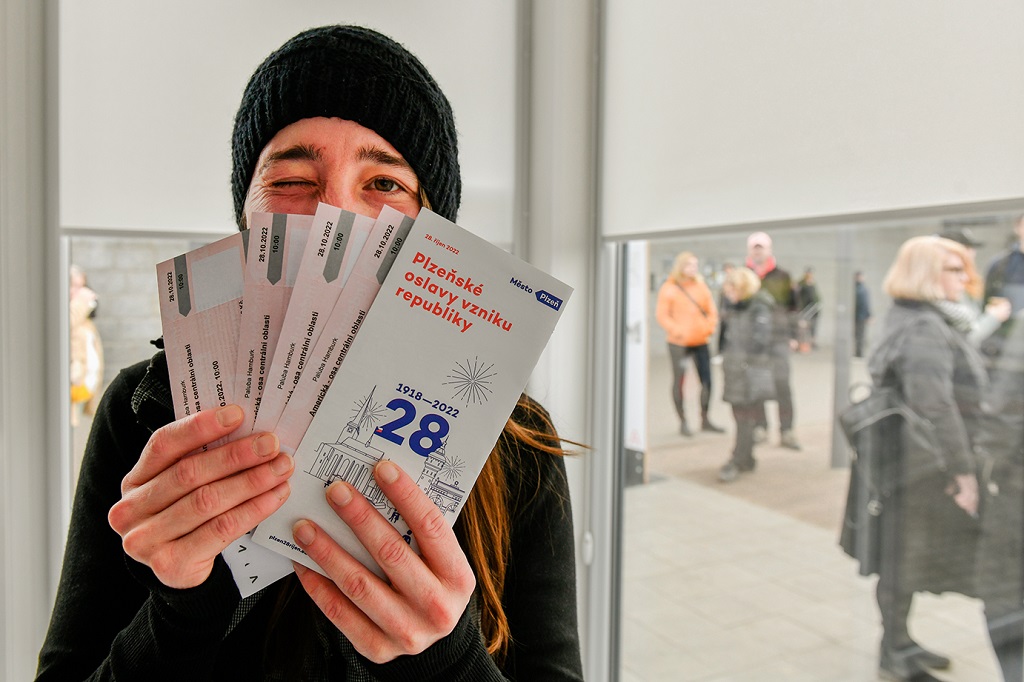 V pátek 28. října 2022 oslavilo téměř 50 tisíc Plzeňanů a návštěvníků západočeské metropole 104. výročí vzniku republiky. Bohatý program připravilo město Plzeň se svými partnery, nabídl veřejnosti zcela zdarma nebo za zvýhodněné vstupné prohlídky téměř čtyř desítek turisticky zajímavých míst – muzeí, galerií, divadel a parků, pozval také na sportoviště, do zoologické zahrady, Techmania Science Center, historického podzemí a dalších lokalit. Po dvou letech ulicemi prošel oblíbený lampionový průvod a oslavy zakončil ohňostroj na náměstí Republiky. Programu v závěru dne předcházelo vzpomínkové setkání na náměstí T. G. Masaryka. Z vedení města Plzně se ho zúčastnili primátor Roman Zarzycký, náměstkyně Lucie Kantorová a radní Eliška Bartáková, Světlana Budková, Daniel Kůs, Tomáš Morávek a Jiří Šrámek. (foto: M.Chaloupka/R.Muchka, 28.10.2022)