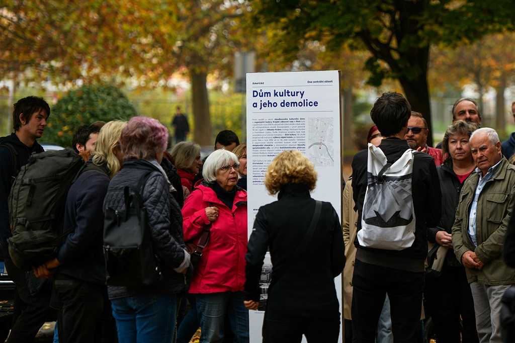 V pátek 28. října 2022 oslavilo téměř 50 tisíc Plzeňanů a návštěvníků západočeské metropole 104. výročí vzniku republiky. Bohatý program připravilo město Plzeň se svými partnery, nabídl veřejnosti zcela zdarma nebo za zvýhodněné vstupné prohlídky téměř čtyř desítek turisticky zajímavých míst – muzeí, galerií, divadel a parků, pozval také na sportoviště, do zoologické zahrady, Techmania Science Center, historického podzemí a dalších lokalit. Po dvou letech ulicemi prošel oblíbený lampionový průvod a oslavy zakončil ohňostroj na náměstí Republiky. Programu v závěru dne předcházelo vzpomínkové setkání na náměstí T. G. Masaryka. Z vedení města Plzně se ho zúčastnili primátor Roman Zarzycký, náměstkyně Lucie Kantorová a radní Eliška Bartáková, Světlana Budková, Daniel Kůs, Tomáš Morávek a Jiří Šrámek. (foto: M.Chaloupka/R.Muchka, 28.10.2022)