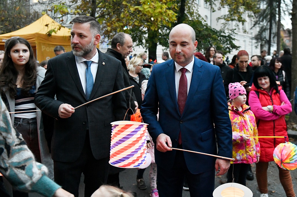 V pátek 28. října 2022 oslavilo téměř 50 tisíc Plzeňanů a návštěvníků západočeské metropole 104. výročí vzniku republiky. Bohatý program připravilo město Plzeň se svými partnery, nabídl veřejnosti zcela zdarma nebo za zvýhodněné vstupné prohlídky téměř čtyř desítek turisticky zajímavých míst – muzeí, galerií, divadel a parků, pozval také na sportoviště, do zoologické zahrady, Techmania Science Center, historického podzemí a dalších lokalit. Po dvou letech ulicemi prošel oblíbený lampionový průvod a oslavy zakončil ohňostroj na náměstí Republiky. Programu v závěru dne předcházelo vzpomínkové setkání na náměstí T. G. Masaryka. Z vedení města Plzně se ho zúčastnili primátor Roman Zarzycký, náměstkyně Lucie Kantorová a radní Eliška Bartáková, Světlana Budková, Daniel Kůs, Tomáš Morávek a Jiří Šrámek. (foto: M.Chaloupka/R.Muchka, 28.10.2022)