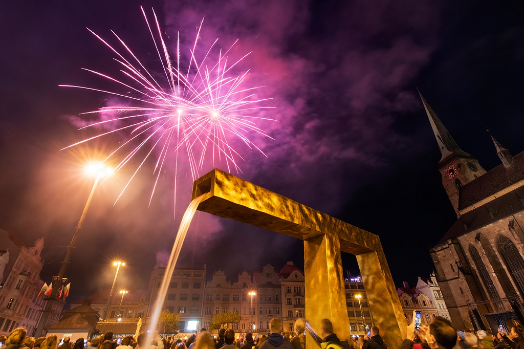 V pátek 28. října 2022 oslavilo téměř 50 tisíc Plzeňanů a návštěvníků západočeské metropole 104. výročí vzniku republiky. Bohatý program připravilo město Plzeň se svými partnery, nabídl veřejnosti zcela zdarma nebo za zvýhodněné vstupné prohlídky téměř čtyř desítek turisticky zajímavých míst – muzeí, galerií, divadel a parků, pozval také na sportoviště, do zoologické zahrady, Techmania Science Center, historického podzemí a dalších lokalit. Po dvou letech ulicemi prošel oblíbený lampionový průvod a oslavy zakončil ohňostroj na náměstí Republiky. Programu v závěru dne předcházelo vzpomínkové setkání na náměstí T. G. Masaryka. Z vedení města Plzně se ho zúčastnili primátor Roman Zarzycký, náměstkyně Lucie Kantorová a radní Eliška Bartáková, Světlana Budková, Daniel Kůs, Tomáš Morávek a Jiří Šrámek. (foto: M.Chaloupka/R.Muchka, 28.10.2022)