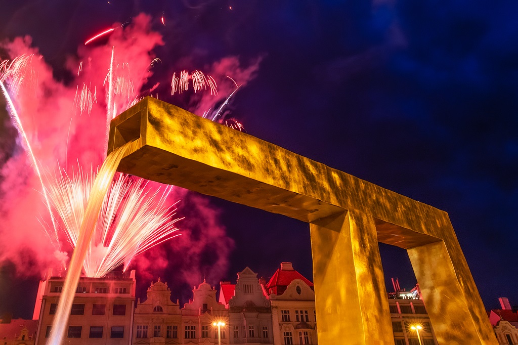 V pátek 28. října 2022 oslavilo téměř 50 tisíc Plzeňanů a návštěvníků západočeské metropole 104. výročí vzniku republiky. Bohatý program připravilo město Plzeň se svými partnery, nabídl veřejnosti zcela zdarma nebo za zvýhodněné vstupné prohlídky téměř čtyř desítek turisticky zajímavých míst – muzeí, galerií, divadel a parků, pozval také na sportoviště, do zoologické zahrady, Techmania Science Center, historického podzemí a dalších lokalit. Po dvou letech ulicemi prošel oblíbený lampionový průvod a oslavy zakončil ohňostroj na náměstí Republiky. Programu v závěru dne předcházelo vzpomínkové setkání na náměstí T. G. Masaryka. Z vedení města Plzně se ho zúčastnili primátor Roman Zarzycký, náměstkyně Lucie Kantorová a radní Eliška Bartáková, Světlana Budková, Daniel Kůs, Tomáš Morávek a Jiří Šrámek. (foto: M.Chaloupka/R.Muchka, 28.10.2022)