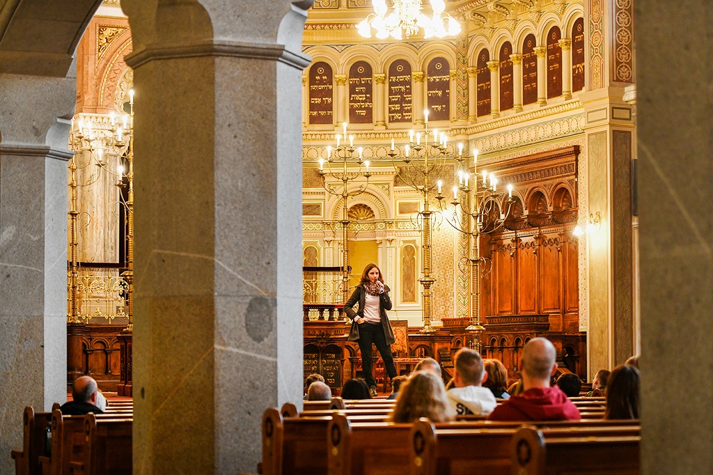 V pátek 28. října 2022 oslavilo téměř 50 tisíc Plzeňanů a návštěvníků západočeské metropole 104. výročí vzniku republiky. Bohatý program připravilo město Plzeň se svými partnery, nabídl veřejnosti zcela zdarma nebo za zvýhodněné vstupné prohlídky téměř čtyř desítek turisticky zajímavých míst – muzeí, galerií, divadel a parků, pozval také na sportoviště, do zoologické zahrady, Techmania Science Center, historického podzemí a dalších lokalit. Po dvou letech ulicemi prošel oblíbený lampionový průvod a oslavy zakončil ohňostroj na náměstí Republiky. Programu v závěru dne předcházelo vzpomínkové setkání na náměstí T. G. Masaryka. Z vedení města Plzně se ho zúčastnili primátor Roman Zarzycký, náměstkyně Lucie Kantorová a radní Eliška Bartáková, Světlana Budková, Daniel Kůs, Tomáš Morávek a Jiří Šrámek. (foto: M.Chaloupka/R.Muchka, 28.10.2022)
