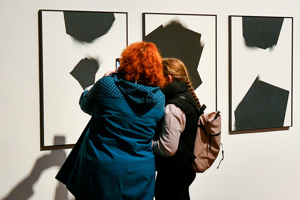 V pátek 28. října 2022 oslavilo téměř 50 tisíc Plzeňanů a návštěvníků západočeské metropole 104. výročí vzniku republiky. Bohatý program připravilo město Plzeň se svými partnery, nabídl veřejnosti zcela zdarma nebo za zvýhodněné vstupné prohlídky téměř čtyř desítek turisticky zajímavých míst – muzeí, galerií, divadel a parků, pozval také na sportoviště, do zoologické zahrady, Techmania Science Center, historického podzemí a dalších lokalit. Po dvou letech ulicemi prošel oblíbený lampionový průvod a oslavy zakončil ohňostroj na náměstí Republiky. Programu v závěru dne předcházelo vzpomínkové setkání na náměstí T. G. Masaryka. Z vedení města Plzně se ho zúčastnili primátor Roman Zarzycký, náměstkyně Lucie Kantorová a radní Eliška Bartáková, Světlana Budková, Daniel Kůs, Tomáš Morávek a Jiří Šrámek. (foto: M.Chaloupka/R.Muchka, 28.10.2022)