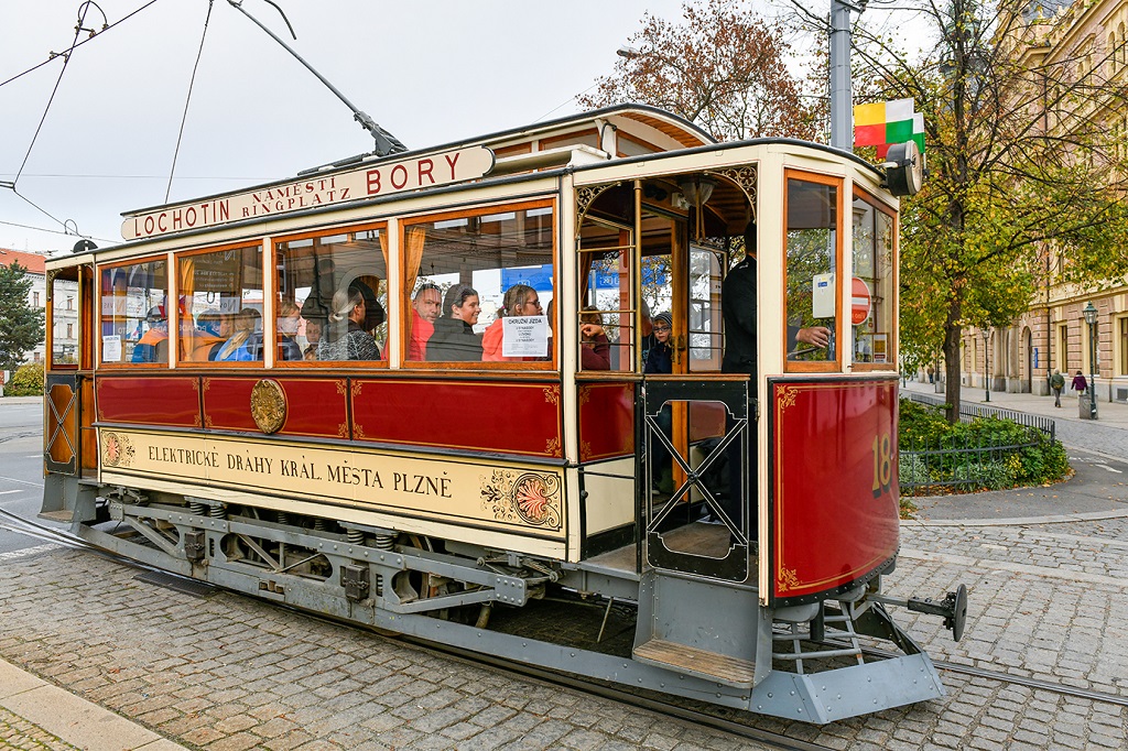V pátek 28. října 2022 oslavilo téměř 50 tisíc Plzeňanů a návštěvníků západočeské metropole 104. výročí vzniku republiky. Bohatý program připravilo město Plzeň se svými partnery, nabídl veřejnosti zcela zdarma nebo za zvýhodněné vstupné prohlídky téměř čtyř desítek turisticky zajímavých míst – muzeí, galerií, divadel a parků, pozval také na sportoviště, do zoologické zahrady, Techmania Science Center, historického podzemí a dalších lokalit. Po dvou letech ulicemi prošel oblíbený lampionový průvod a oslavy zakončil ohňostroj na náměstí Republiky. Programu v závěru dne předcházelo vzpomínkové setkání na náměstí T. G. Masaryka. Z vedení města Plzně se ho zúčastnili primátor Roman Zarzycký, náměstkyně Lucie Kantorová a radní Eliška Bartáková, Světlana Budková, Daniel Kůs, Tomáš Morávek a Jiří Šrámek. (foto: M.Chaloupka/R.Muchka, 28.10.2022)