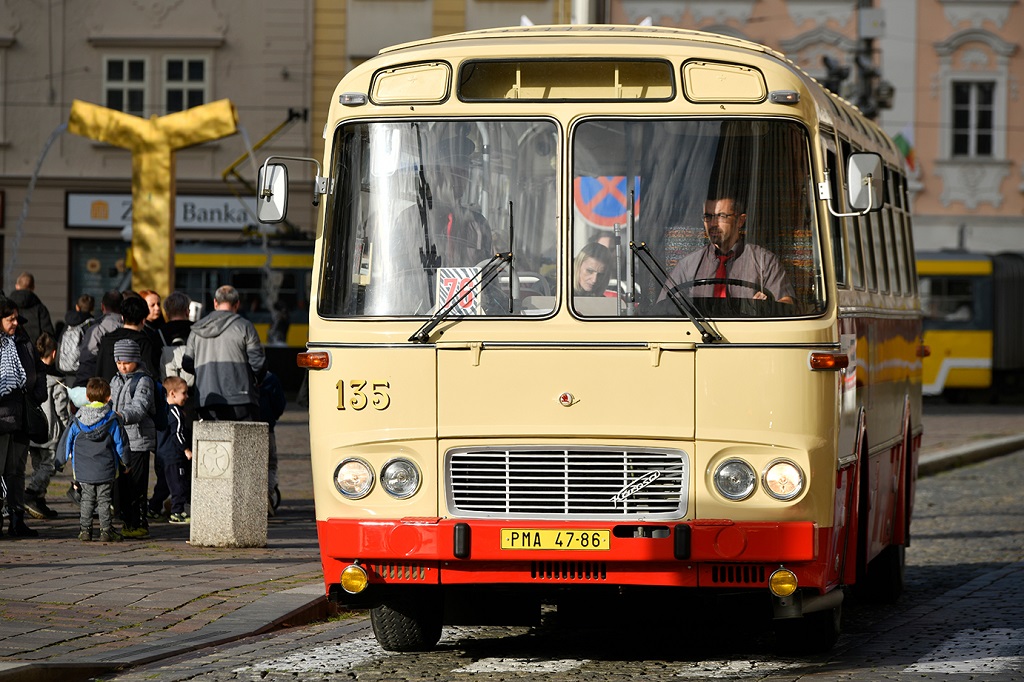 V pátek 28. října 2022 oslavilo téměř 50 tisíc Plzeňanů a návštěvníků západočeské metropole 104. výročí vzniku republiky. Bohatý program připravilo město Plzeň se svými partnery, nabídl veřejnosti zcela zdarma nebo za zvýhodněné vstupné prohlídky téměř čtyř desítek turisticky zajímavých míst – muzeí, galerií, divadel a parků, pozval také na sportoviště, do zoologické zahrady, Techmania Science Center, historického podzemí a dalších lokalit. Po dvou letech ulicemi prošel oblíbený lampionový průvod a oslavy zakončil ohňostroj na náměstí Republiky. Programu v závěru dne předcházelo vzpomínkové setkání na náměstí T. G. Masaryka. Z vedení města Plzně se ho zúčastnili primátor Roman Zarzycký, náměstkyně Lucie Kantorová a radní Eliška Bartáková, Světlana Budková, Daniel Kůs, Tomáš Morávek a Jiří Šrámek. (foto: M.Chaloupka/R.Muchka, 28.10.2022)