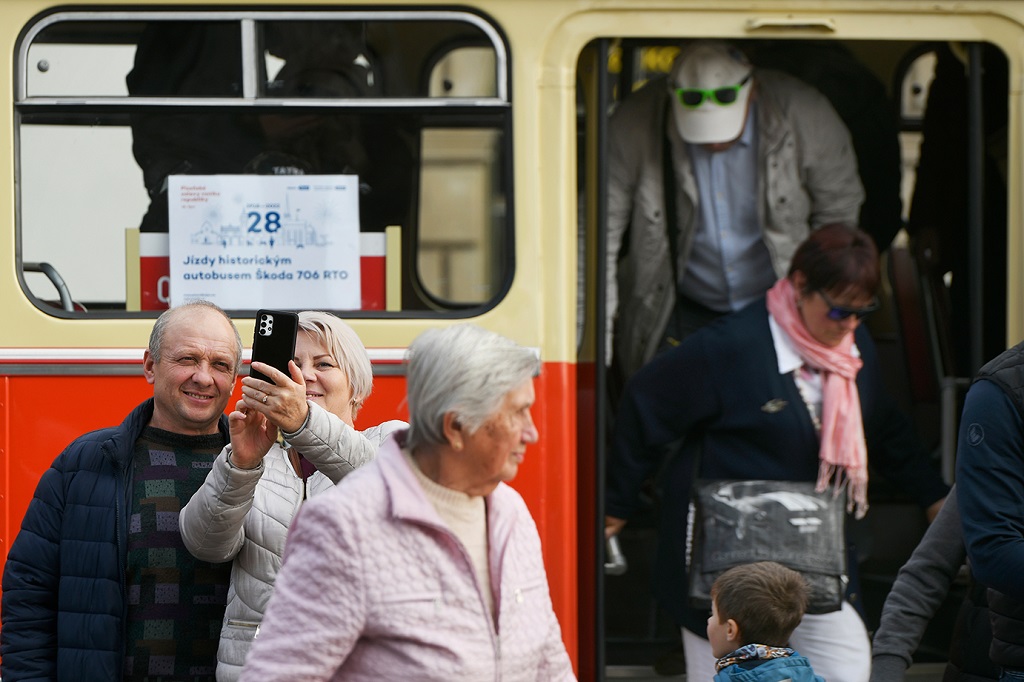 V pátek 28. října 2022 oslavilo téměř 50 tisíc Plzeňanů a návštěvníků západočeské metropole 104. výročí vzniku republiky. Bohatý program připravilo město Plzeň se svými partnery, nabídl veřejnosti zcela zdarma nebo za zvýhodněné vstupné prohlídky téměř čtyř desítek turisticky zajímavých míst – muzeí, galerií, divadel a parků, pozval také na sportoviště, do zoologické zahrady, Techmania Science Center, historického podzemí a dalších lokalit. Po dvou letech ulicemi prošel oblíbený lampionový průvod a oslavy zakončil ohňostroj na náměstí Republiky. Programu v závěru dne předcházelo vzpomínkové setkání na náměstí T. G. Masaryka. Z vedení města Plzně se ho zúčastnili primátor Roman Zarzycký, náměstkyně Lucie Kantorová a radní Eliška Bartáková, Světlana Budková, Daniel Kůs, Tomáš Morávek a Jiří Šrámek. (foto: M.Chaloupka/R.Muchka, 28.10.2022)