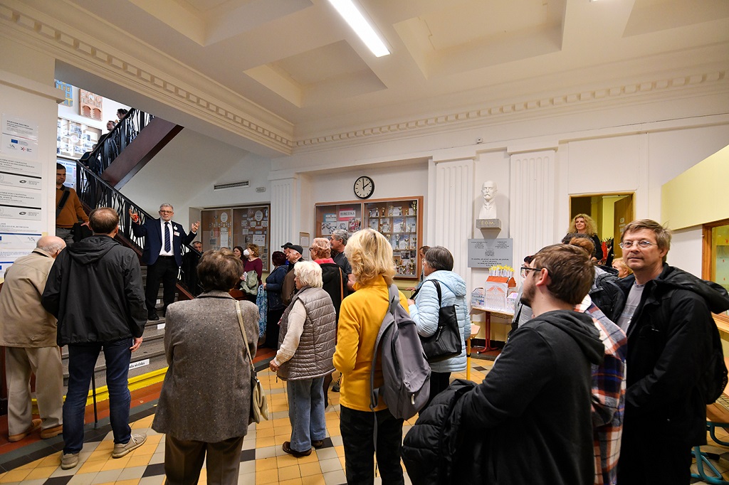 V pátek 28. října 2022 oslavilo téměř 50 tisíc Plzeňanů a návštěvníků západočeské metropole 104. výročí vzniku republiky. Bohatý program připravilo město Plzeň se svými partnery, nabídl veřejnosti zcela zdarma nebo za zvýhodněné vstupné prohlídky téměř čtyř desítek turisticky zajímavých míst – muzeí, galerií, divadel a parků, pozval také na sportoviště, do zoologické zahrady, Techmania Science Center, historického podzemí a dalších lokalit. Po dvou letech ulicemi prošel oblíbený lampionový průvod a oslavy zakončil ohňostroj na náměstí Republiky. Programu v závěru dne předcházelo vzpomínkové setkání na náměstí T. G. Masaryka. Z vedení města Plzně se ho zúčastnili primátor Roman Zarzycký, náměstkyně Lucie Kantorová a radní Eliška Bartáková, Světlana Budková, Daniel Kůs, Tomáš Morávek a Jiří Šrámek. (foto: M.Chaloupka/R.Muchka, 28.10.2022)