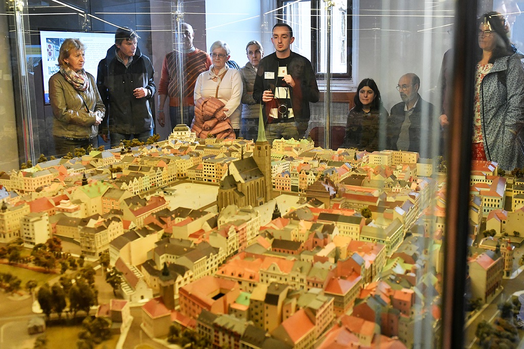 V pátek 28. října 2022 oslavilo téměř 50 tisíc Plzeňanů a návštěvníků západočeské metropole 104. výročí vzniku republiky. Bohatý program připravilo město Plzeň se svými partnery, nabídl veřejnosti zcela zdarma nebo za zvýhodněné vstupné prohlídky téměř čtyř desítek turisticky zajímavých míst – muzeí, galerií, divadel a parků, pozval také na sportoviště, do zoologické zahrady, Techmania Science Center, historického podzemí a dalších lokalit. Po dvou letech ulicemi prošel oblíbený lampionový průvod a oslavy zakončil ohňostroj na náměstí Republiky. Programu v závěru dne předcházelo vzpomínkové setkání na náměstí T. G. Masaryka. Z vedení města Plzně se ho zúčastnili primátor Roman Zarzycký, náměstkyně Lucie Kantorová a radní Eliška Bartáková, Světlana Budková, Daniel Kůs, Tomáš Morávek a Jiří Šrámek. (foto: M.Chaloupka/R.Muchka, 28.10.2022)