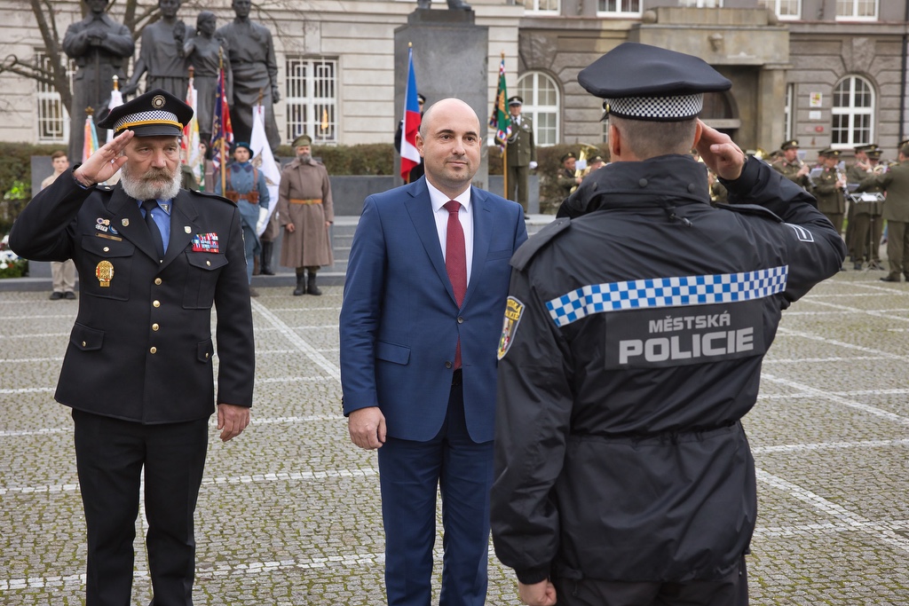 V pátek 28. října 2022 oslavilo téměř 50 tisíc Plzeňanů a návštěvníků západočeské metropole 104. výročí vzniku republiky. Bohatý program připravilo město Plzeň se svými partnery, nabídl veřejnosti zcela zdarma nebo za zvýhodněné vstupné prohlídky téměř čtyř desítek turisticky zajímavých míst – muzeí, galerií, divadel a parků, pozval také na sportoviště, do zoologické zahrady, Techmania Science Center, historického podzemí a dalších lokalit. Po dvou letech ulicemi prošel oblíbený lampionový průvod a oslavy zakončil ohňostroj na náměstí Republiky. Programu v závěru dne předcházelo vzpomínkové setkání na náměstí T. G. Masaryka. Z vedení města Plzně se ho zúčastnili primátor Roman Zarzycký, náměstkyně Lucie Kantorová a radní Eliška Bartáková, Světlana Budková, Daniel Kůs, Tomáš Morávek a Jiří Šrámek. (foto: M.Chaloupka/R.Muchka, 28.10.2022)