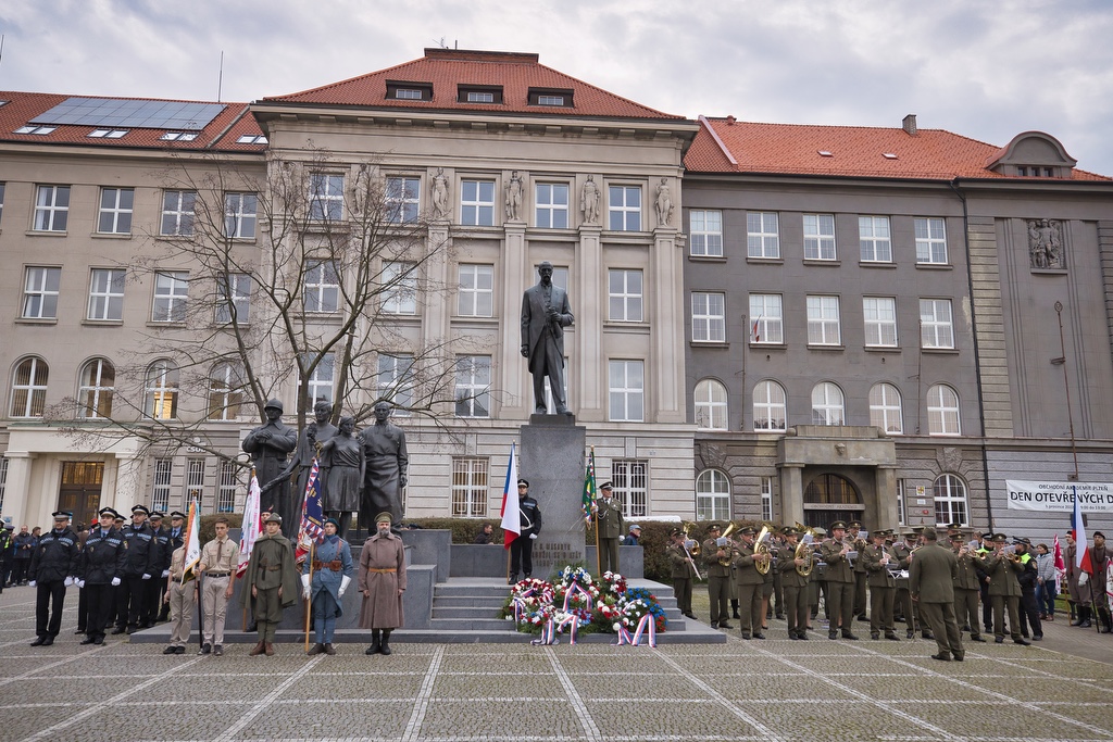 V pátek 28. října 2022 oslavilo téměř 50 tisíc Plzeňanů a návštěvníků západočeské metropole 104. výročí vzniku republiky. Bohatý program připravilo město Plzeň se svými partnery, nabídl veřejnosti zcela zdarma nebo za zvýhodněné vstupné prohlídky téměř čtyř desítek turisticky zajímavých míst – muzeí, galerií, divadel a parků, pozval také na sportoviště, do zoologické zahrady, Techmania Science Center, historického podzemí a dalších lokalit. Po dvou letech ulicemi prošel oblíbený lampionový průvod a oslavy zakončil ohňostroj na náměstí Republiky. Programu v závěru dne předcházelo vzpomínkové setkání na náměstí T. G. Masaryka. Z vedení města Plzně se ho zúčastnili primátor Roman Zarzycký, náměstkyně Lucie Kantorová a radní Eliška Bartáková, Světlana Budková, Daniel Kůs, Tomáš Morávek a Jiří Šrámek. (foto: M.Chaloupka/R.Muchka, 28.10.2022)