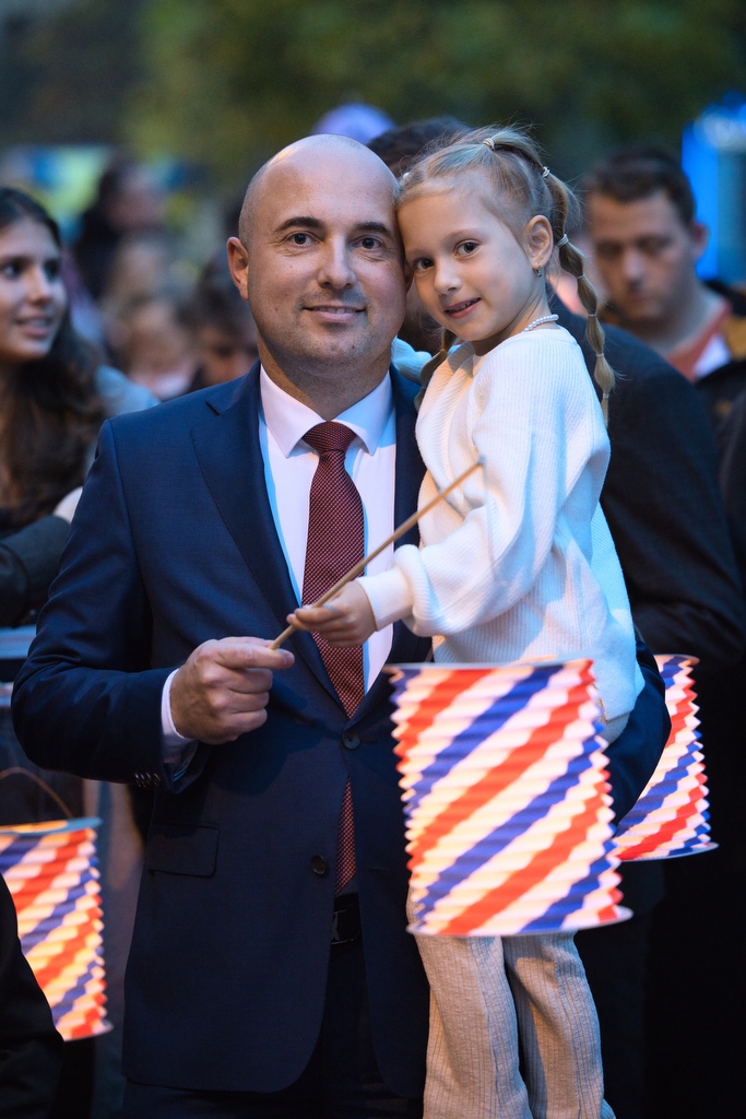 V pátek 28. října 2022 oslavilo téměř 50 tisíc Plzeňanů a návštěvníků západočeské metropole 104. výročí vzniku republiky. Bohatý program připravilo město Plzeň se svými partnery, nabídl veřejnosti zcela zdarma nebo za zvýhodněné vstupné prohlídky téměř čtyř desítek turisticky zajímavých míst – muzeí, galerií, divadel a parků, pozval také na sportoviště, do zoologické zahrady, Techmania Science Center, historického podzemí a dalších lokalit. Po dvou letech ulicemi prošel oblíbený lampionový průvod a oslavy zakončil ohňostroj na náměstí Republiky. Programu v závěru dne předcházelo vzpomínkové setkání na náměstí T. G. Masaryka. Z vedení města Plzně se ho zúčastnili primátor Roman Zarzycký, náměstkyně Lucie Kantorová a radní Eliška Bartáková, Světlana Budková, Daniel Kůs, Tomáš Morávek a Jiří Šrámek. (foto: M.Chaloupka/R.Muchka, 28.10.2022)